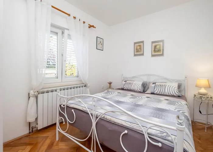 Gorgeous In Apartment Novi Vinodolski